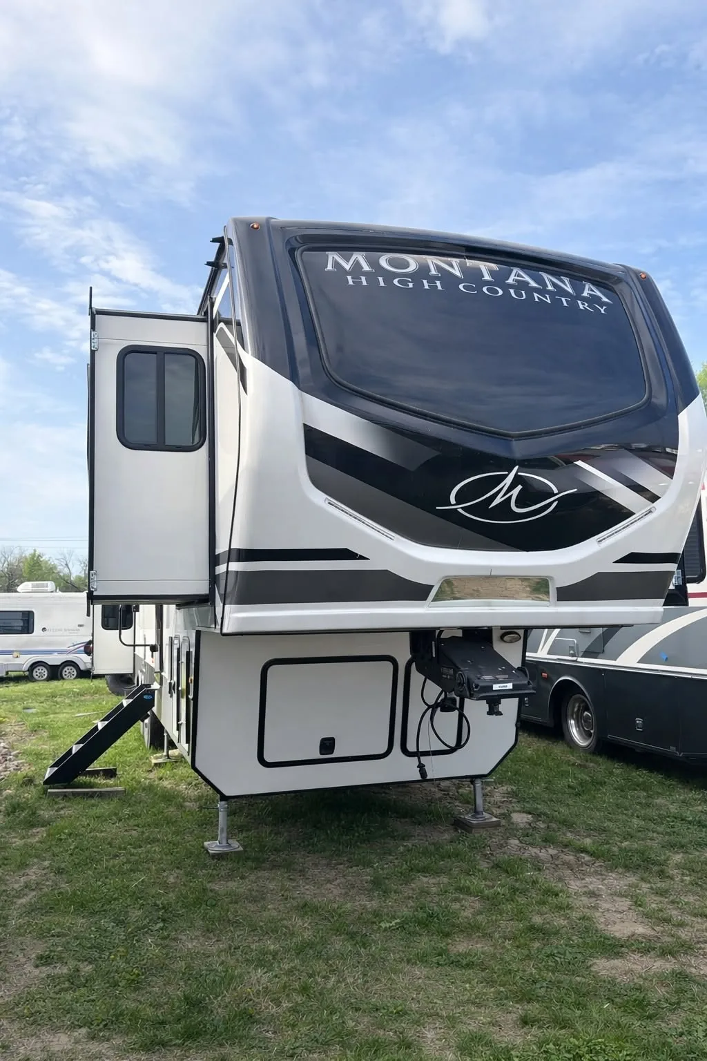 montana-high-country-fifth-wheel-front
